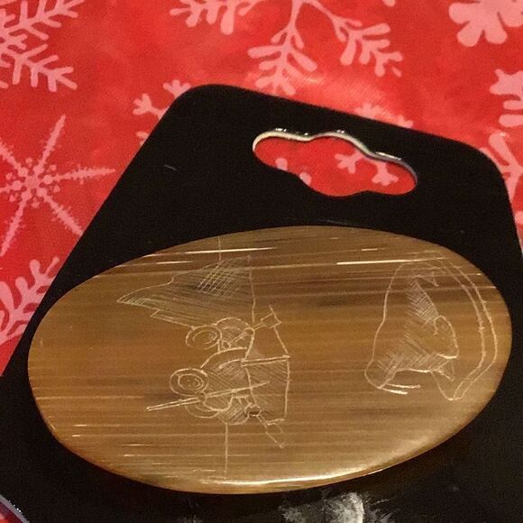 Brooch vintage carved Eskimo Inuit walrus hunting scene - Picture 2 of 3